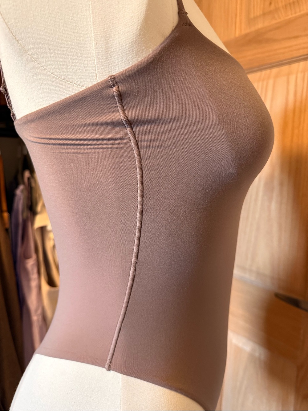 SKIMS Fits Everybody cami Bodysuit in Mauve Brown - Picture 4 of 5